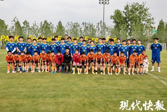 苏超南京队举行公开训练：吸引近百名市民围观，还和小学生来了一场热身赛